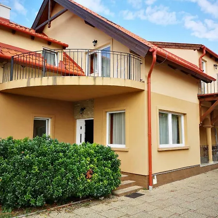 Borostyán Panzió Bed and breakfast